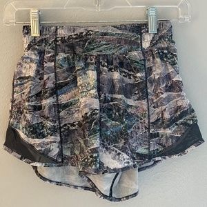 Lululemon Hotty Hot shorts 4"